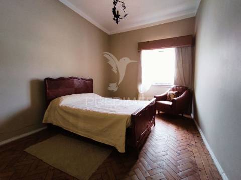 Moradia t4 com 2 pisos independentes - habitação e antigo espaço comercial