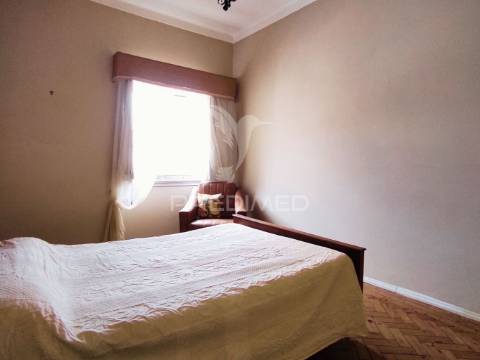 Moradia t4 com 2 pisos independentes - habitação e antigo espaço comercial