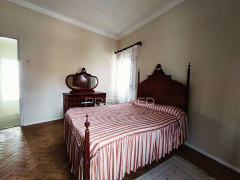 Moradia t4 com 2 pisos independentes - habitação e antigo espaço comercial