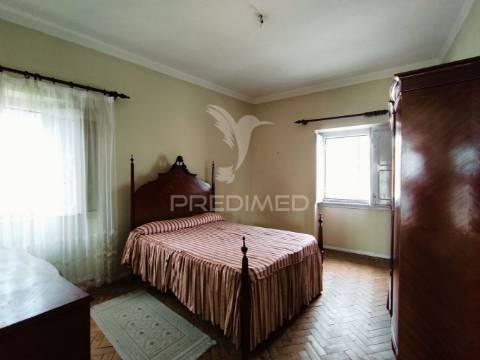 Moradia t4 com 2 pisos independentes - habitação e antigo espaço comercial