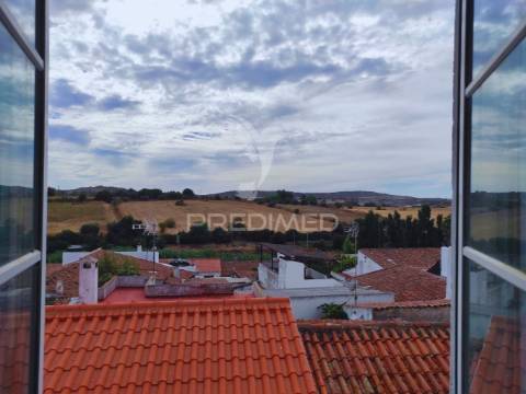 Moradia t4 com 2 pisos independentes - habitação e antigo espaço comercial