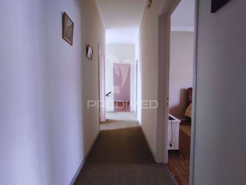 Moradia t4 com 2 pisos independentes - habitação e antigo espaço comercial