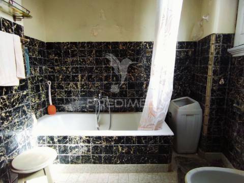 Moradia t4 com 2 pisos independentes - habitação e antigo espaço comercial