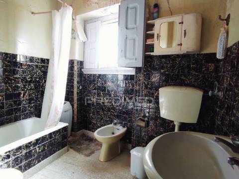 Moradia t4 com 2 pisos independentes - habitação e antigo espaço comercial