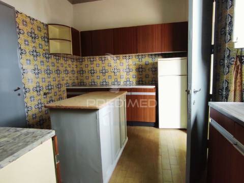 Moradia t4 com 2 pisos independentes - habitação e antigo espaço comercial