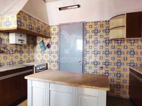 Moradia t4 com 2 pisos independentes - habitação e antigo espaço comercial