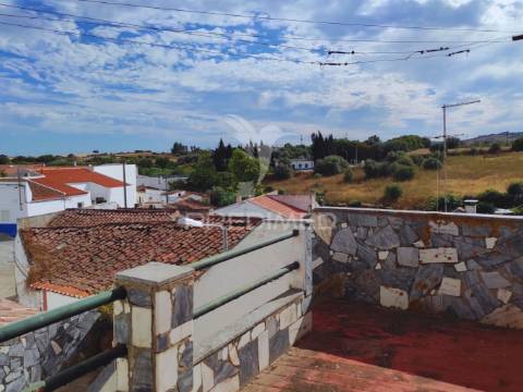 Moradia t4 com 2 pisos independentes - habitação e antigo espaço comercial