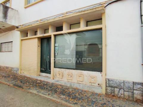 Moradia t4 com 2 pisos independentes - habitação e antigo espaço comercial