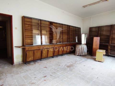 Moradia t4 com 2 pisos independentes - habitação e antigo espaço comercial