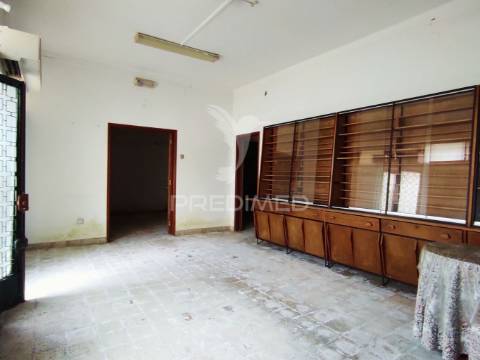 Moradia t4 com 2 pisos independentes - habitação e antigo espaço comercial