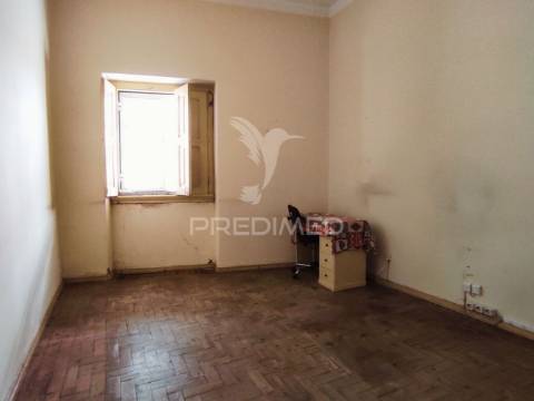 Moradia t4 com 2 pisos independentes - habitação e antigo espaço comercial