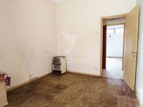 Moradia t4 com 2 pisos independentes - habitação e antigo espaço comercial