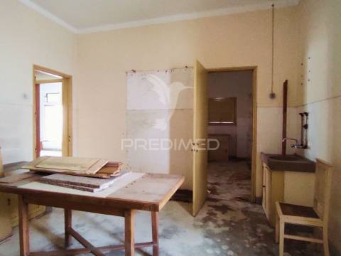 Moradia t4 com 2 pisos independentes - habitação e antigo espaço comercial