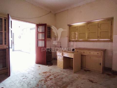 Moradia t4 com 2 pisos independentes - habitação e antigo espaço comercial