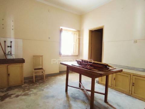 Moradia t4 com 2 pisos independentes - habitação e antigo espaço comercial