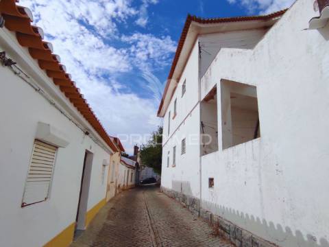 Moradia t4 com 2 pisos independentes - habitação e antigo espaço comercial