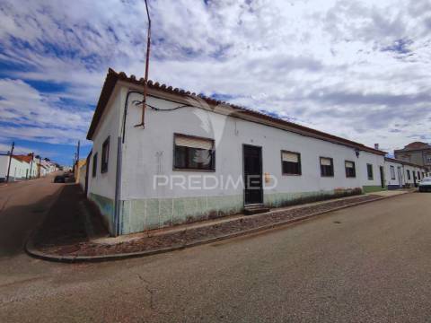 Moradia t4 com amplo espaço de quintal