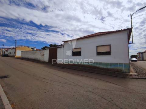 Moradia t4 com amplo espaço de quintal