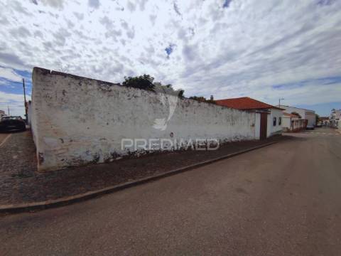 Moradia t4 com amplo espaço de quintal