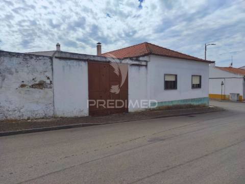 Moradia t4 com amplo espaço de quintal