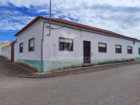 Moradia t4 com amplo espaço de quintal