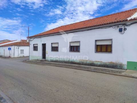 Moradia t4 com amplo espaço de quintal