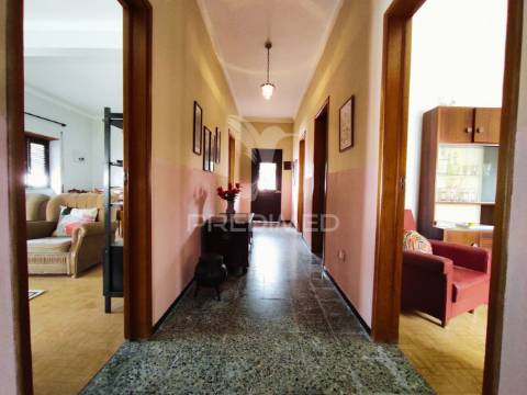 Moradia t4 com amplo espaço de quintal