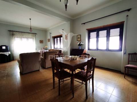 Moradia t4 com amplo espaço de quintal