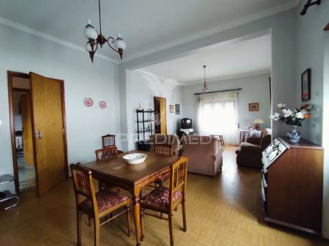 Moradia t4 com amplo espaço de quintal