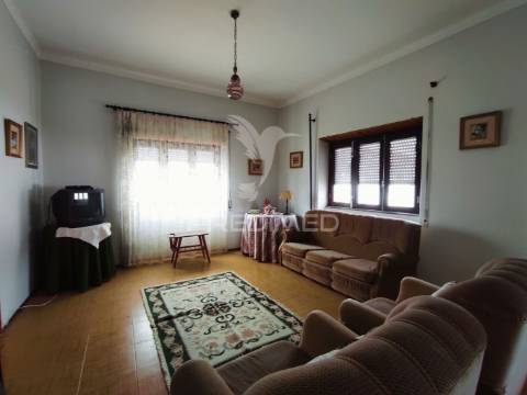 Moradia t4 com amplo espaço de quintal