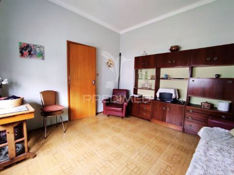 Moradia t4 com amplo espaço de quintal