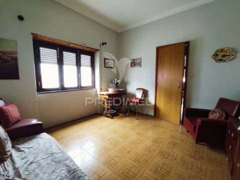 Moradia t4 com amplo espaço de quintal