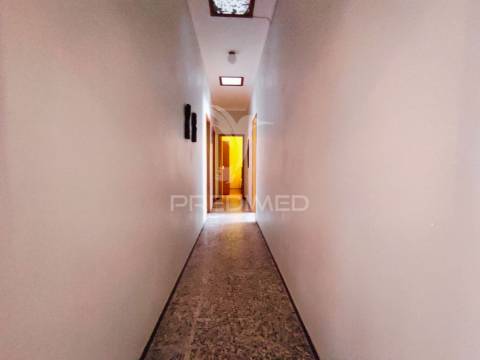 Moradia t4 com amplo espaço de quintal