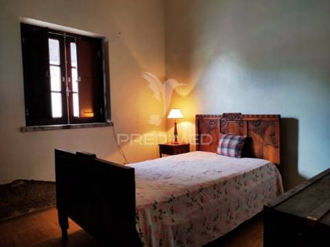 Moradia t4 com amplo espaço de quintal