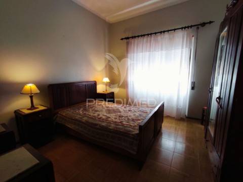 Moradia t4 com amplo espaço de quintal