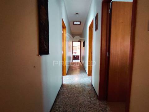 Moradia t4 com amplo espaço de quintal