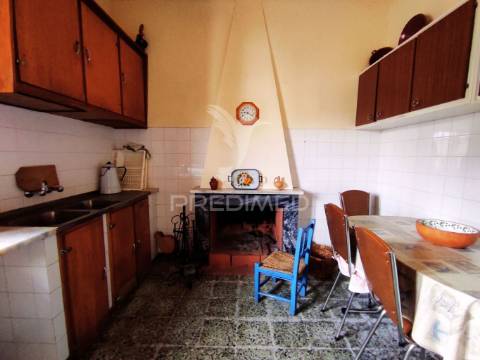 Moradia t4 com amplo espaço de quintal