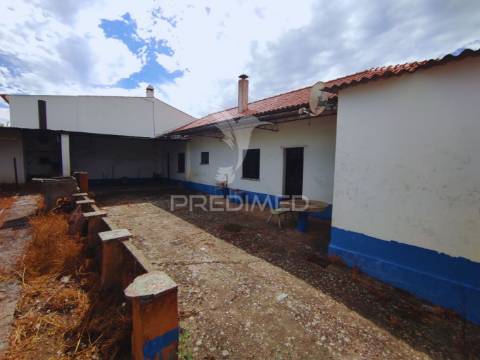 Moradia t4 com amplo espaço de quintal