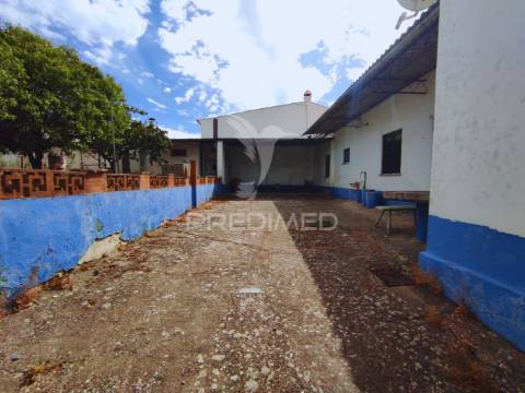 Moradia t4 com amplo espaço de quintal