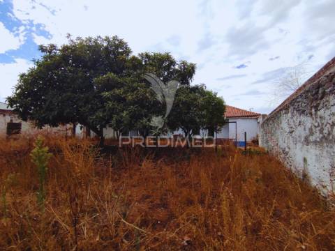 Moradia t4 com amplo espaço de quintal