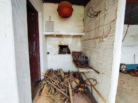 Moradia t4 com amplo espaço de quintal