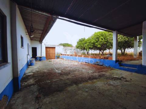 Moradia t4 com amplo espaço de quintal