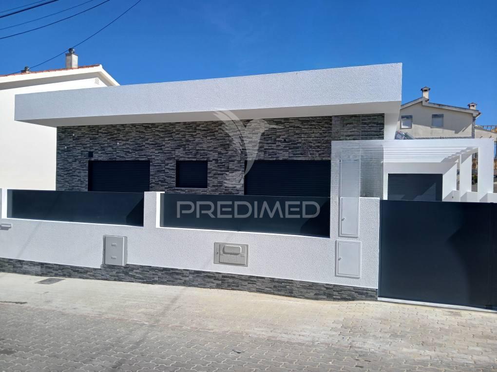 Vende se  ? moradia térrea t3+1 nova  – fernão ferro, seixal 620.000€