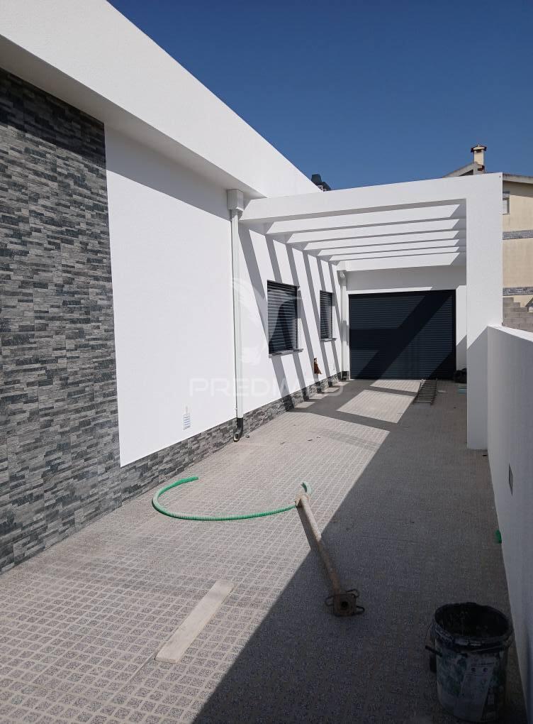 Vende se  ? moradia térrea t3+1 nova  – fernão ferro, seixal 620.000€