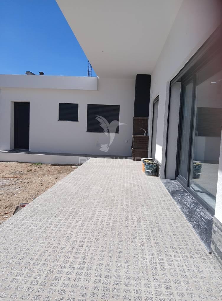 Vende se  ? moradia térrea t3+1 nova  – fernão ferro, seixal 620.000€