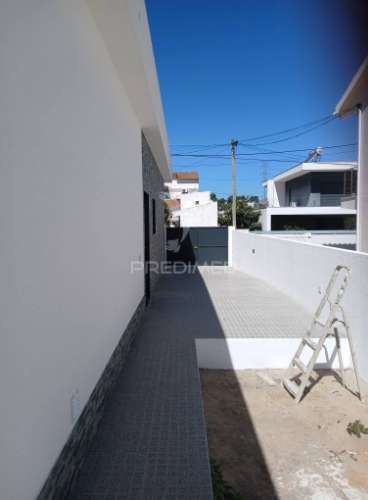 Vende se  moradia térrea t3+1 nova  – fernão ferro, seixal 620.000€