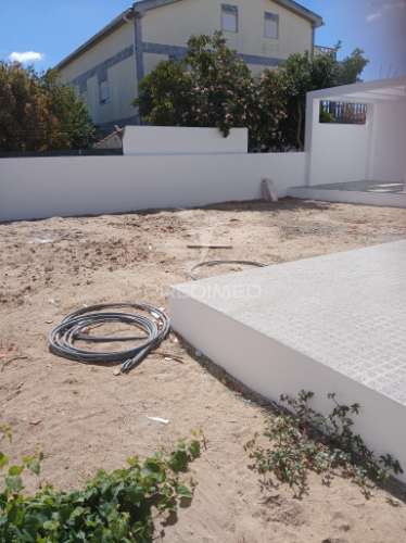 Vende se  moradia térrea t3+1 nova  – fernão ferro, seixal 620.000€