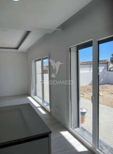 Vende se  moradia térrea t3+1 nova  – fernão ferro, seixal 620.000€