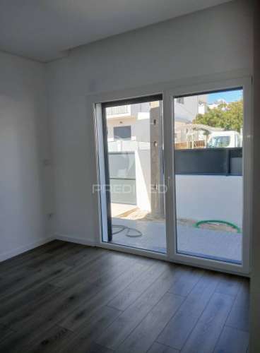 Vende se  moradia térrea t3+1 nova  – fernão ferro, seixal 620.000€