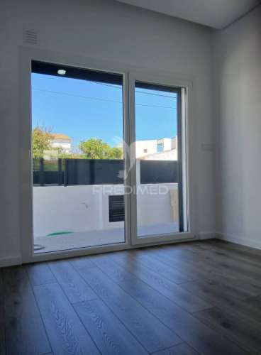 Vende se  moradia térrea t3+1 nova  – fernão ferro, seixal 620.000€